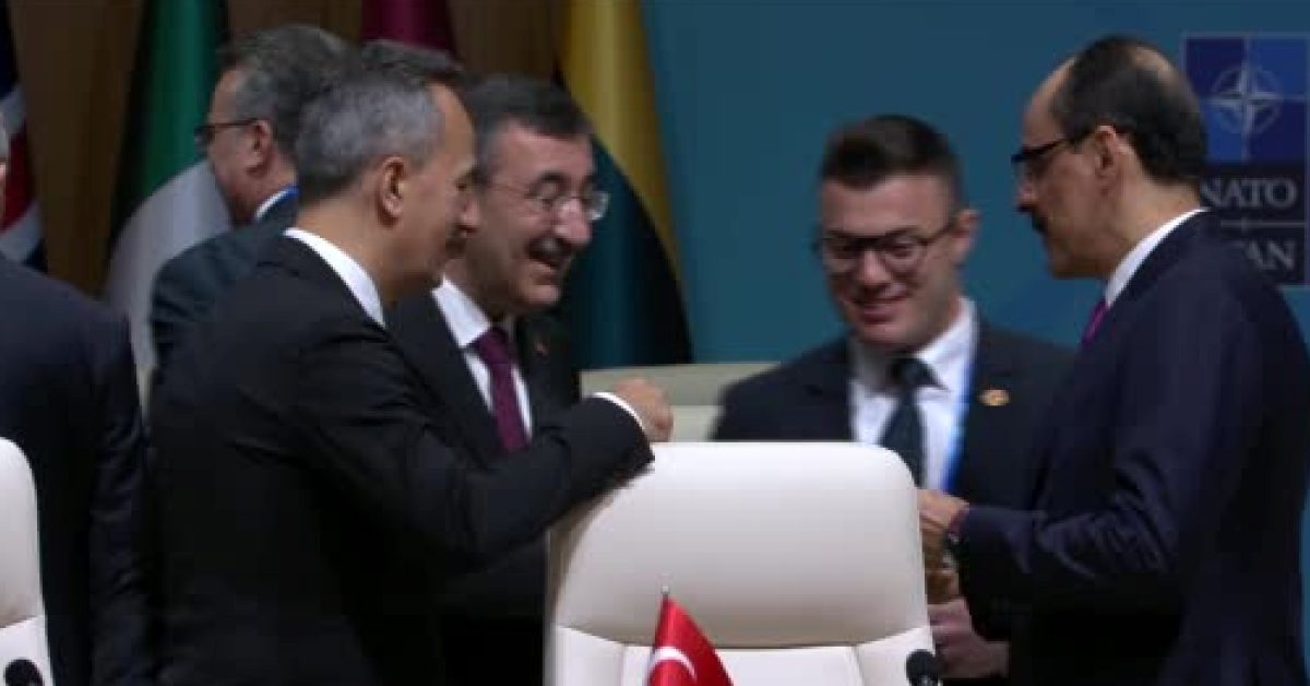 nato zirvesinde ilginc anlar erdoganin masasindaki kalem ilgi odagi oldu MezphP5e.jpg