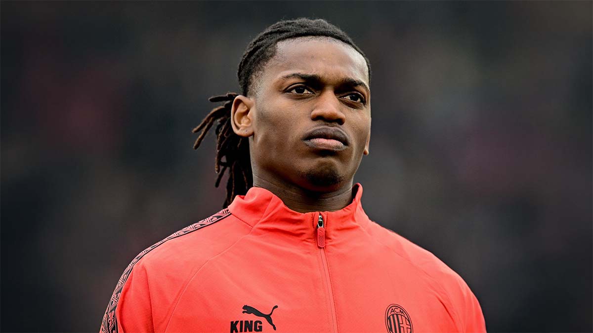 rafael leao fenerbahçe galatasaray transfer Fenerbahçe, transfer döneminin en dikkat çekici hamlelerinden biri için Rafael Leao konusunda girişimlerini hızlandırdı. İtalyan basınında yer alan son dakika haberlerine göre sarı-lacivertli yönetim, Milan forması giyen Portekizli yıldızın transfer şartlarını öğrenmek amacıyla İtalya’da görüşmeler gerçekleştiriyor. Galatasaray’ın da geçmişte oyuncuyla ilgilenmesi, transfer yarışını daha da hareketli hale getirdi.