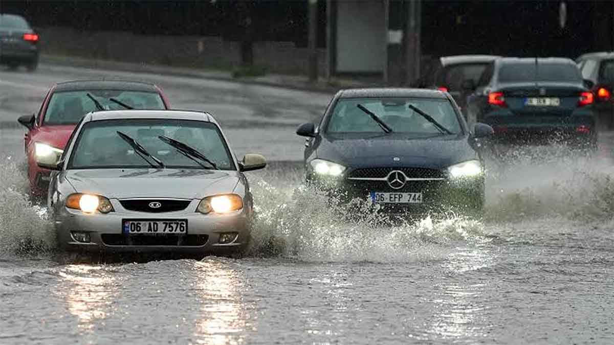 sağanak yağışMeteoroloji'nin Marmara Bölgesi için yayımladığı değerlendirmeye göre İstanbul'da gece saatlerinden itibaren başlayacak sağanak yağışların yerel olarak kuvvetli olması bekleniyor. Yağışlarla birlikte kısa süreli kuvvetli rüzgar, yıldırım ve ulaşımda aksamalara yol açabilecek olumsuzlukların yaşanabileceği bildirildi. Özellikle düşük kotlu bölgelerde su baskını riskine karşı tedbirli olunması isteniyor.