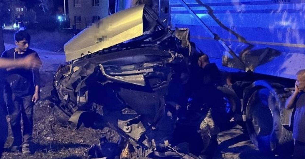 sakarya erenlerde feci kaza otomobil ikiye bolundu phf8HbsC.jpg