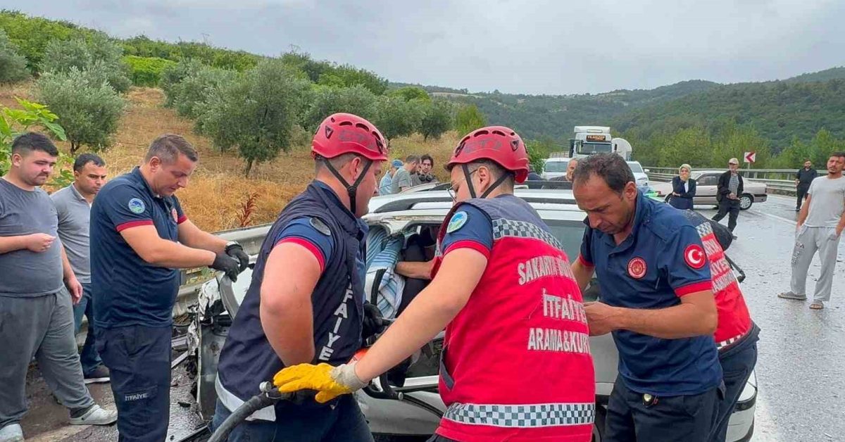 sakarya geyvede feci trafik kazasi 1 olu 2 yarali GRx9czAg.jpg