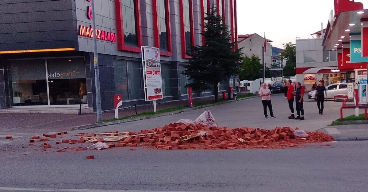 zonguldak caycumada tuglalar yola sacildi p7sJMnGW.jpg