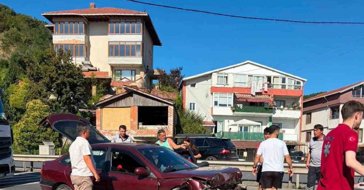 zonguldak ereglide kamyona arkadan daldi 2 kisi yaralandi 1ByTnMmI.jpg
