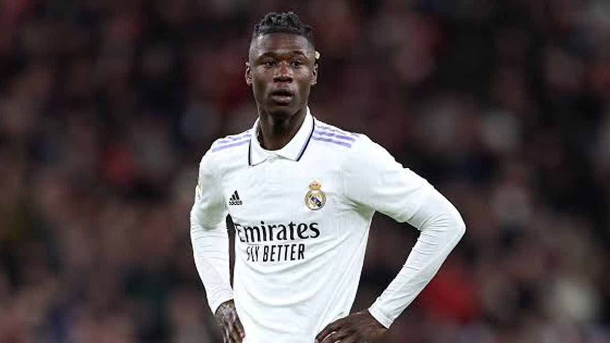 Galatasaray ile transfer görüşmelerinde adı geçen oyuncu Eduardo Camavinga elleri belinde Real Madrid formasıyla. 