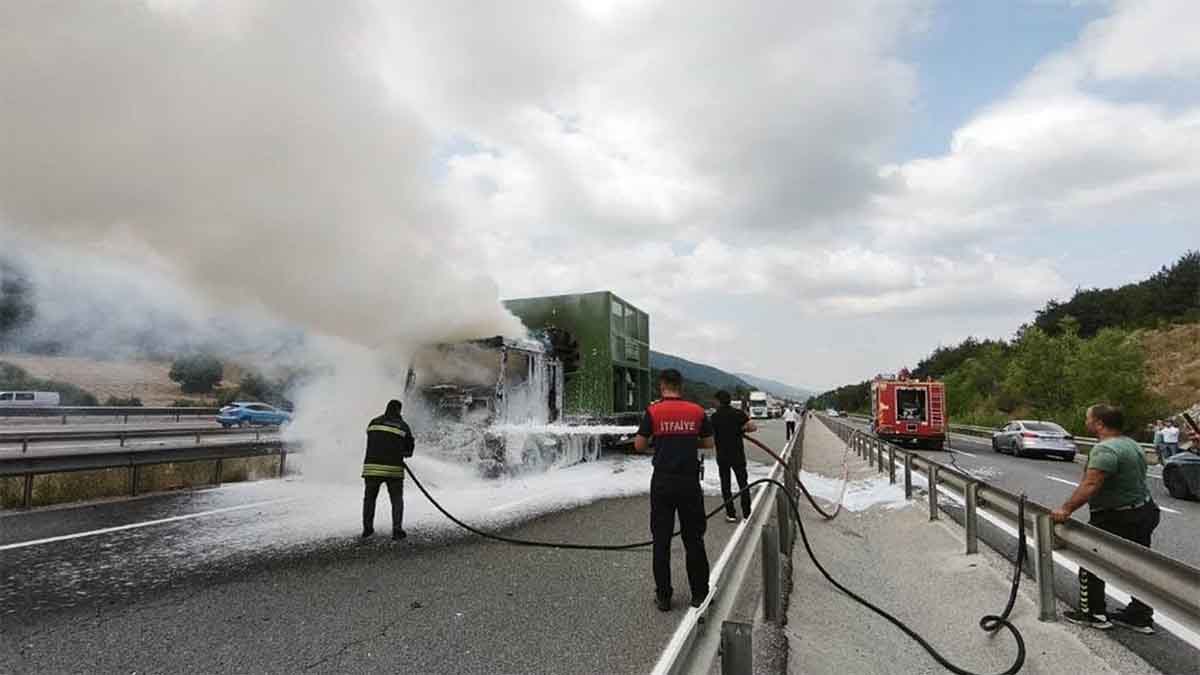 Gerede Yolunda Seyir Halindeki Tır Alevlere Teslim Oldu3