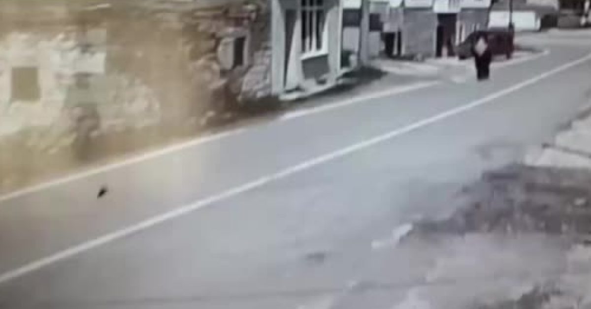 ankara haymanada bisikletli cocuga otomobil carpti SWLyzGnM.jpg