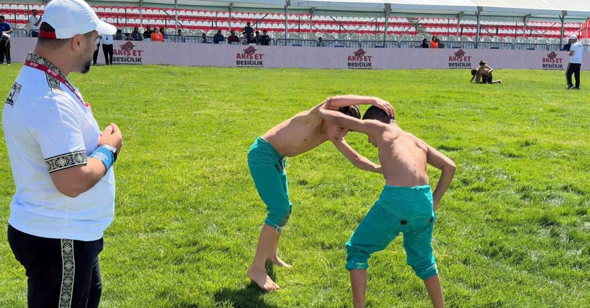 ankara keciorende genc pehlivanlar er meydaninda bulustu 6IVI31tL.jpg