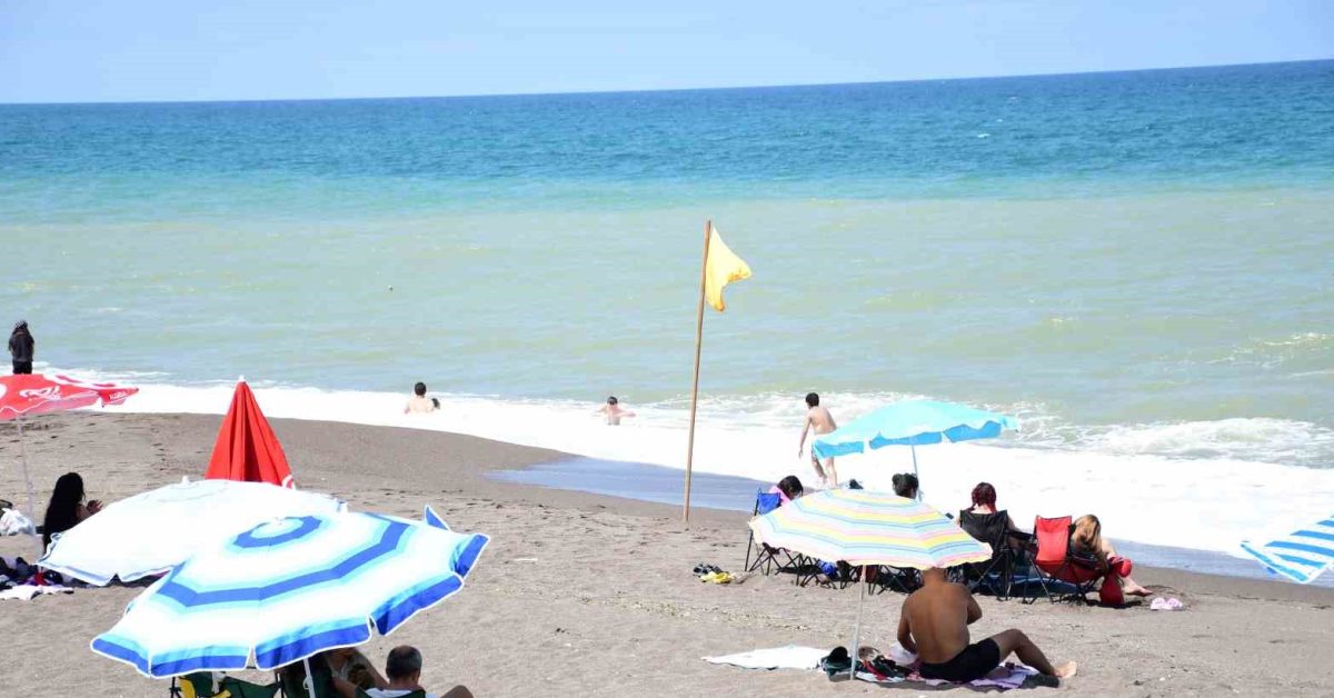 duzce akcakoca plajlari sicak havalarda dolup tasiyor JGOmSPWr.jpg