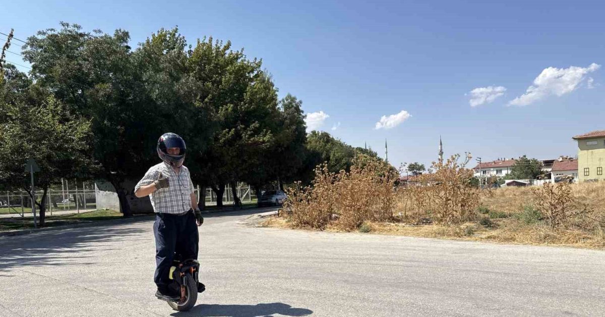 eskisehirde 60 yasinda tek teker ustunde 4 bin kilometre 8jsPR6W8.jpg