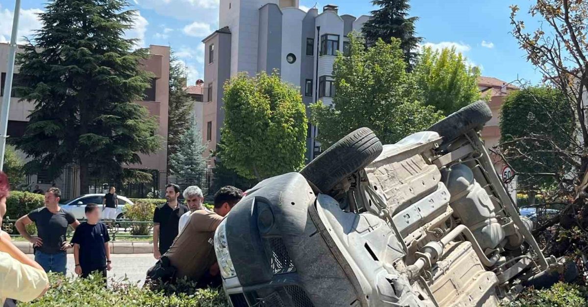 eskisehirde ticari arac kaza yapti surucu yasam mucadelesi veriyor s8aIZLMX.jpg