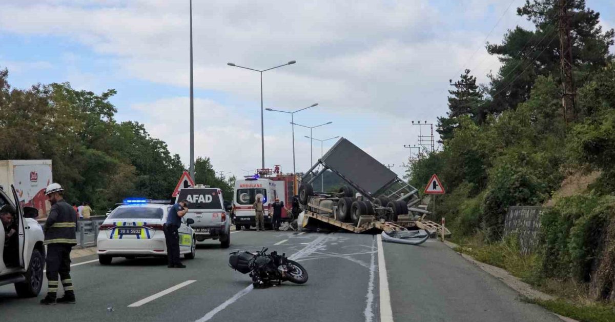karabukte aci tir kazasi motosiklet surucusu hayatini kaybetti VeZVJT76.jpg