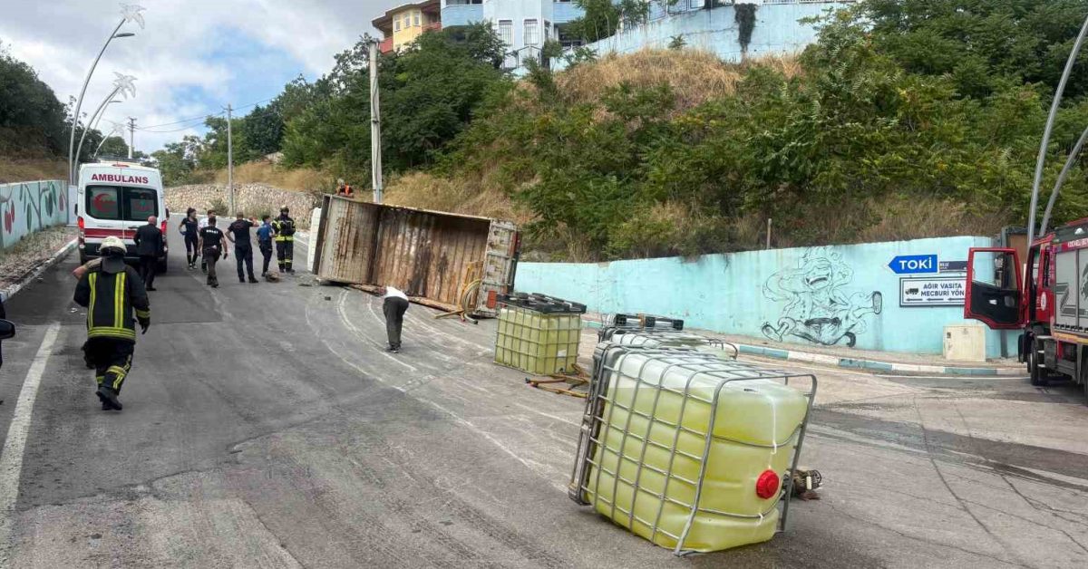 kocaelide camasir suyu yuklu kamyon devrildi RG7Kk1NV.jpg