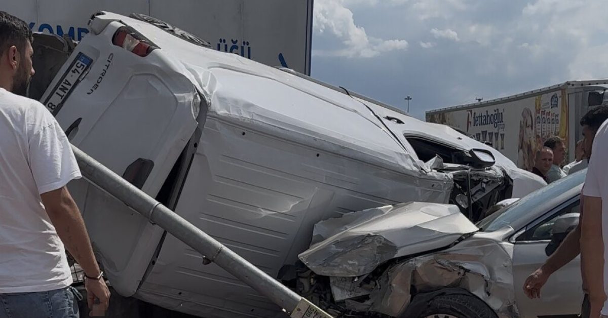sakarya erenlerde zincirleme kaza 3 yarali r51MSDxX.jpg