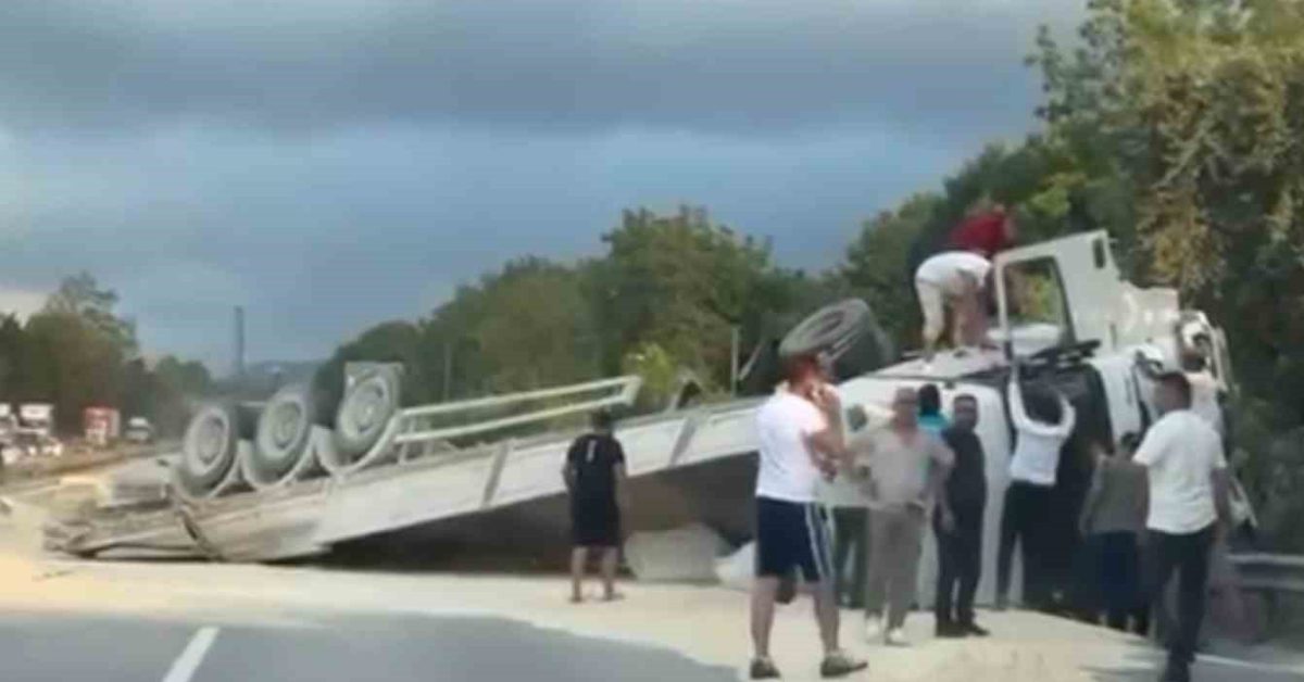 sakaryada kum yuklu tir devrildi gAdRKLmU.jpg