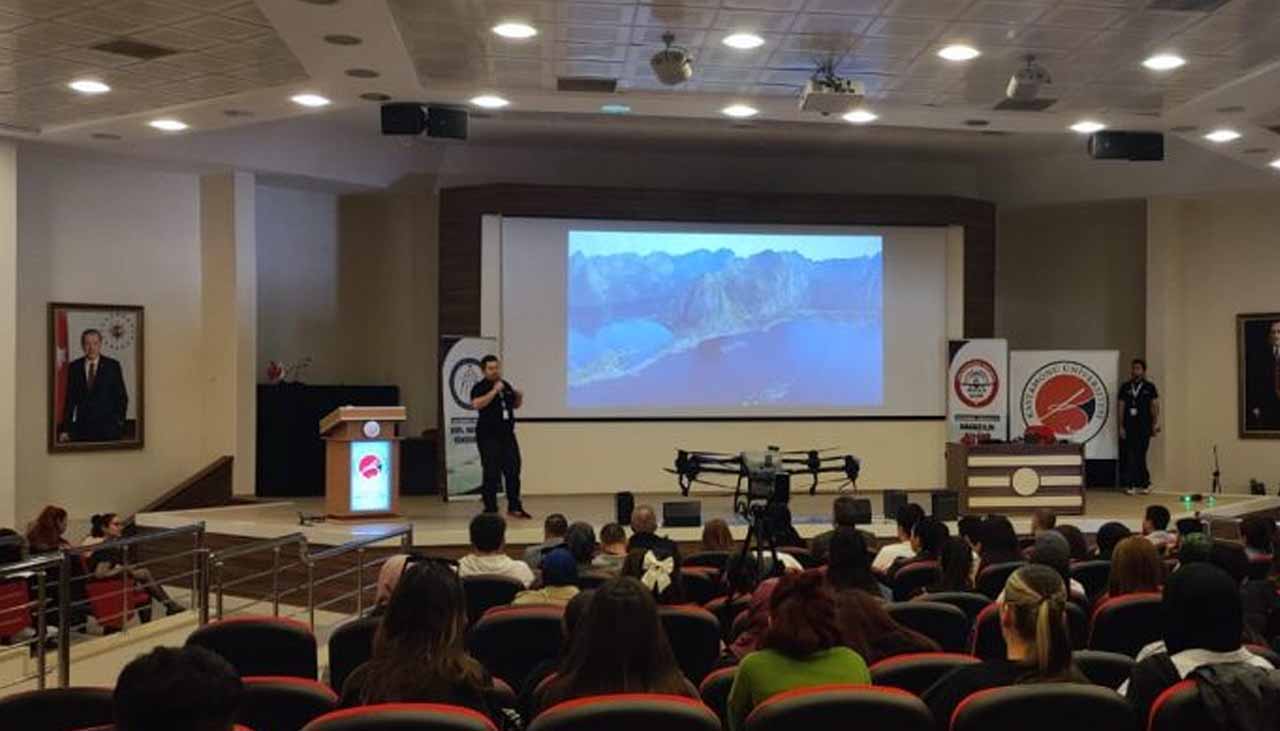 Üniversite öğrenciler konferans dinliyor. Öğrenci Affı AÖF