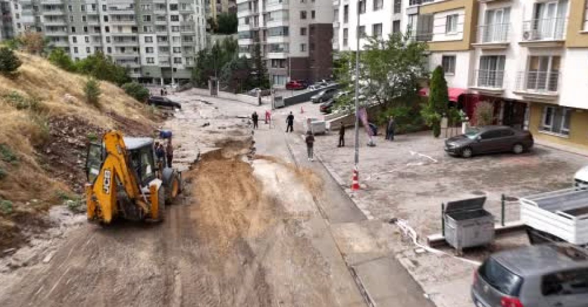 ankara keciorende siddetli saganak sonrasi yolda cokuntuler olustu ARmXWAwA.jpg