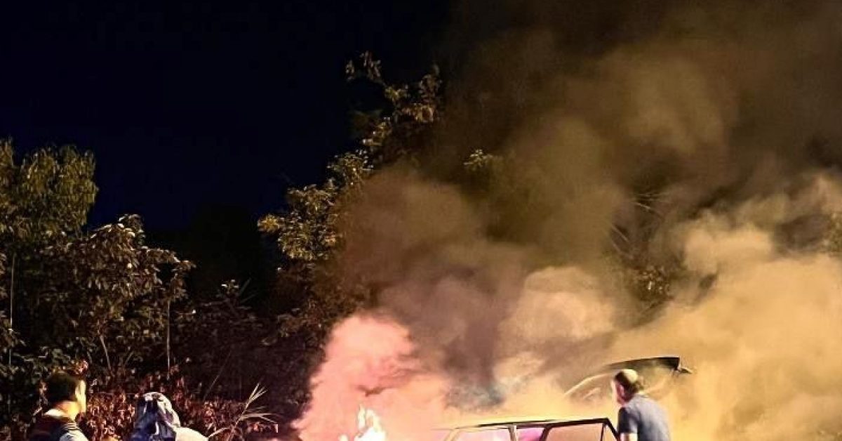 ankara pursaklarda seyir halindeki arac cayir cayir yandi Hs2P4cta.jpg