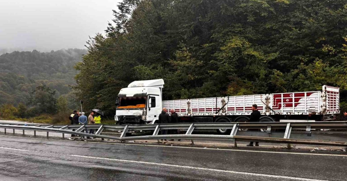 duzce akcakoca yolunda tir makasladi trafik kilitlendi EefwwD1g.jpg