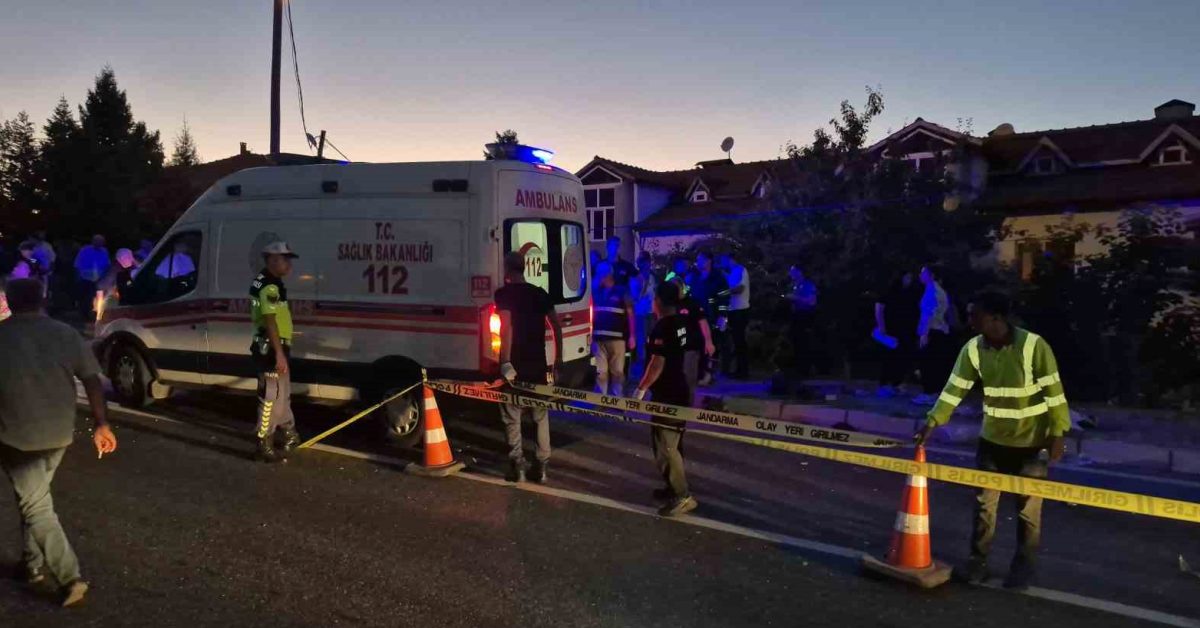 duzce akcakocada patpat ile tir carpisti 4 olu 9 yarali var ETQ2h7EL.jpg