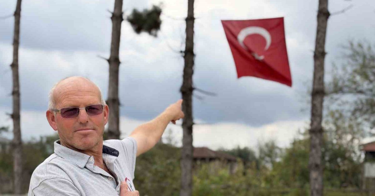 duzcede is makinesini durdurup turk bayragini duzeltti cd7gXdyT.jpg