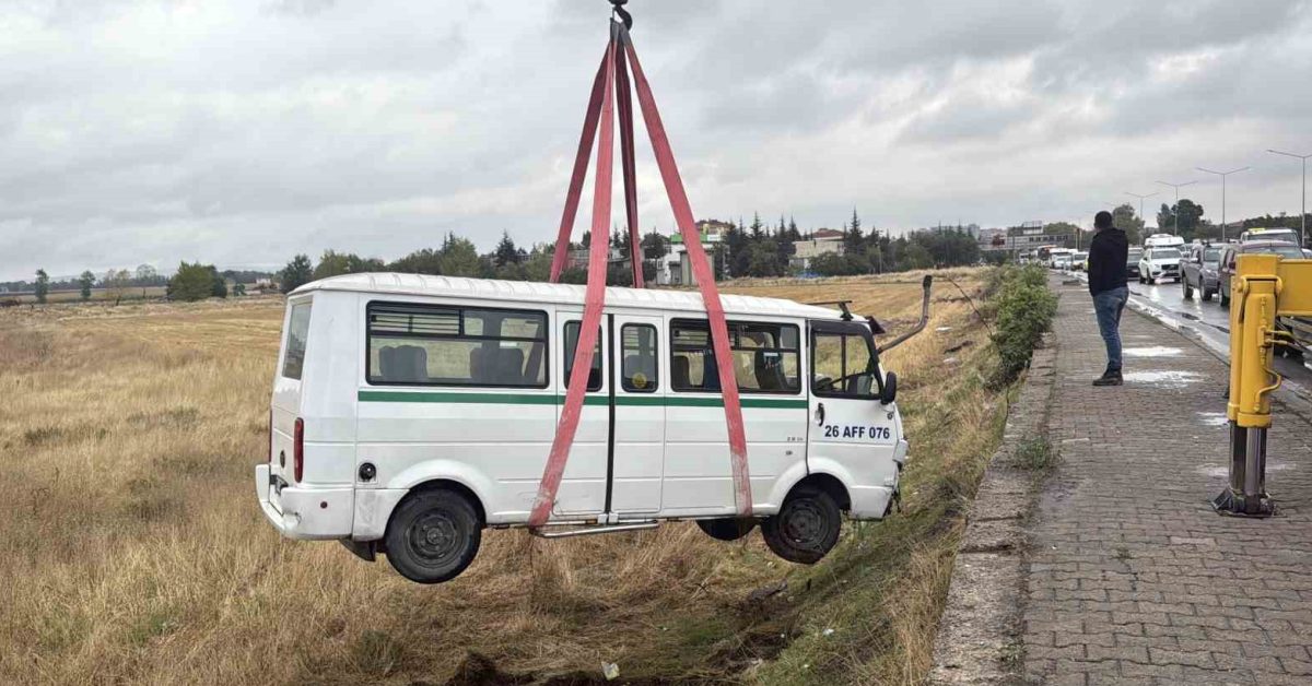 eskisehirde kavsakta iki arac carpisti Uh1x8zmU.jpg