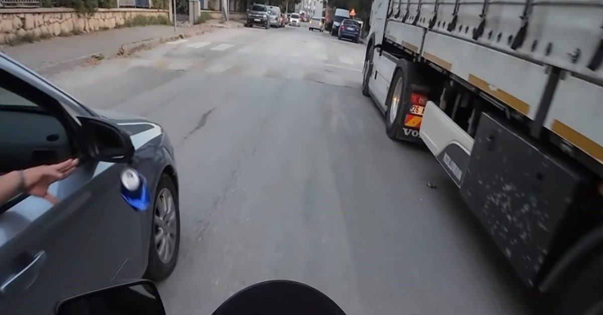 eskisehirde motosiklet surucusunden alkis toplayan hareket 6hwPvyxe.jpg
