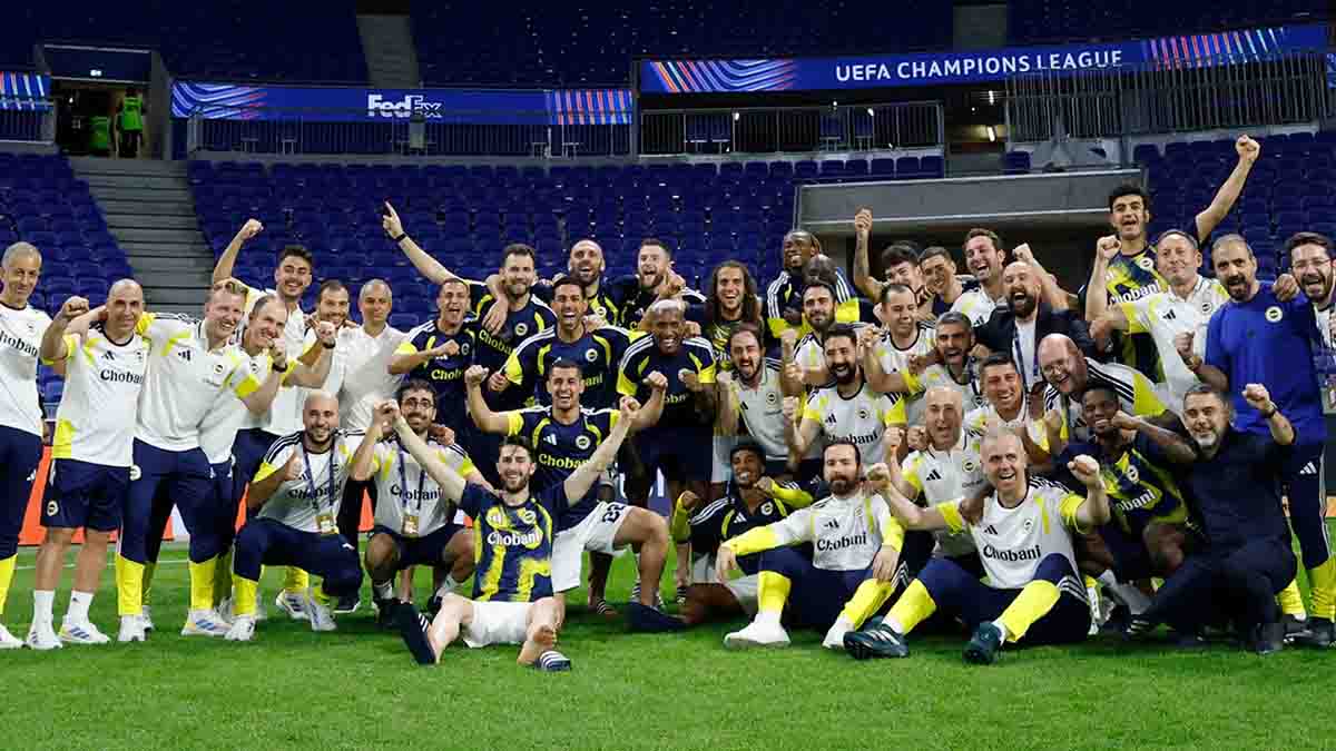 fenerbahçe roma şampiyonlar ligi canlı izleFenerbahçe İlk 11: Ederson, Mert Müldür, Milan Skriniar, Nathan Aké, Archie Brown, N’Golo Kanté, İsmail Yüksek, Mason Greenwood, Kerem Aktürkoğlu, Bartuğ Elmaz, Vedat Muriqi.Roma İlk 11: Svilar, Rensch, Mancini, N'Dicka, Hermoso, Wesley, Kone, Cristante, Dybala, Soule, MalenFenerbahçe Teknik Direktörü İsmail Kartal’ın Roma karşısında 4-2-3-1 dizilişini tercih etmesi beklenirken, İtalyan ekibinde teknik direktör Gian Piero Gasperini’nin 3-4-1-2 sistemiyle sahaya çıkması bekleniyor.