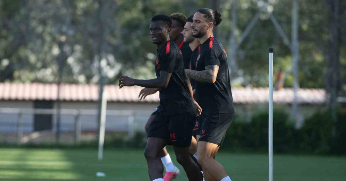 genclerbirligi kasimpasa maci oncesi son antremanini yapti iyOfGJJJ.jpg