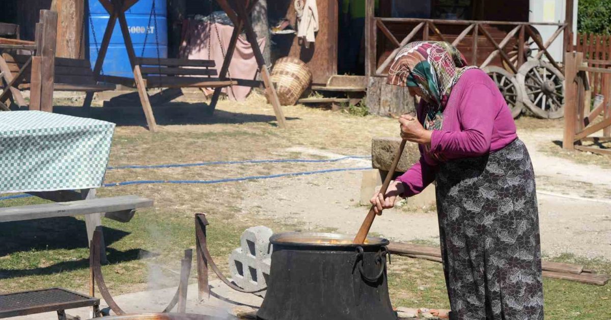 kastamonuda kis hazirliklari kadinlar pekmez ve pestil hazirliyor cWJTFVaX.jpg