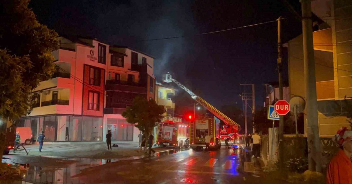 kocaeli kartepede cardaktaki yangin buyuyerek 3 katli eve sicradi N7u2Nten.jpg