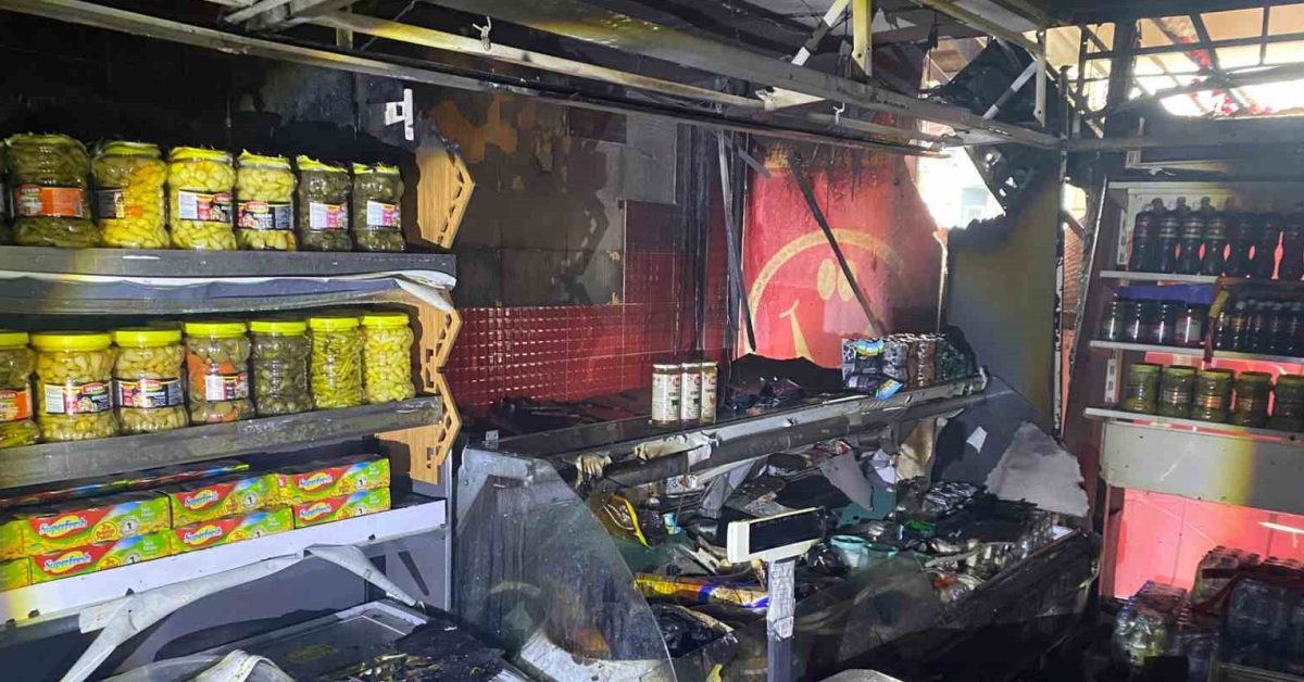 kocaeli korfezde market deposunda yangin FPulr5Ai.jpg