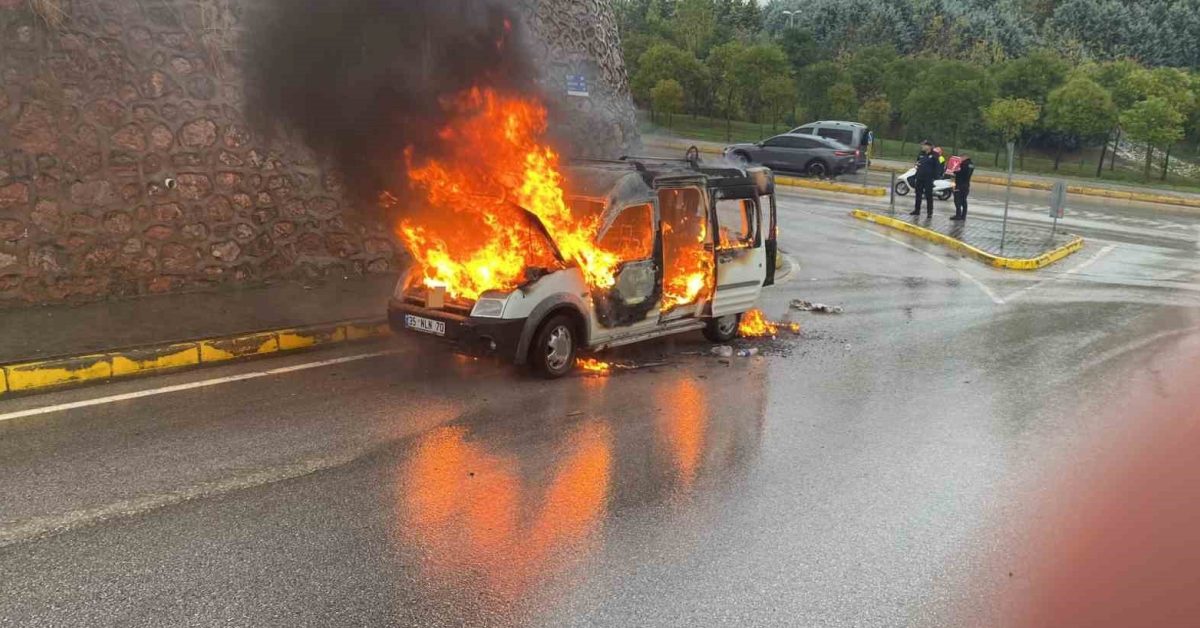 kocaeli korfezde seyir halindeki arac alev alev yandi A9g3wrQm.jpg