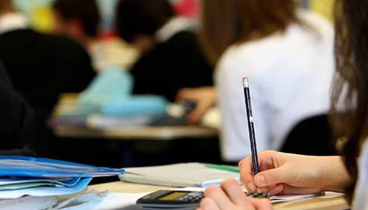okul sıralarında üniversite öğrencileri