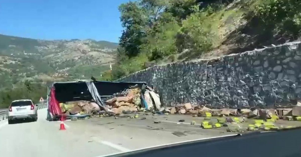 zonguldak devrekte aci tir kazasinda baba hayatini kaybetti ogul yaralandi Ipu911gJ.jpg