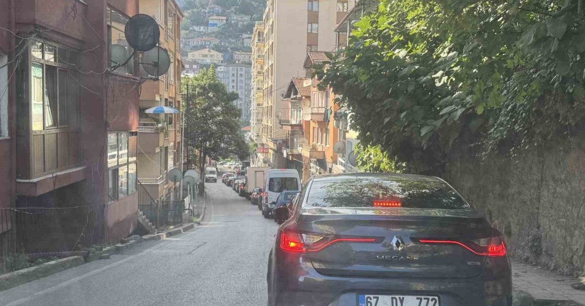 zonguldakta trafik kaosu suruculer korna calarak tepki gosterdi s9XgidPb.jpg