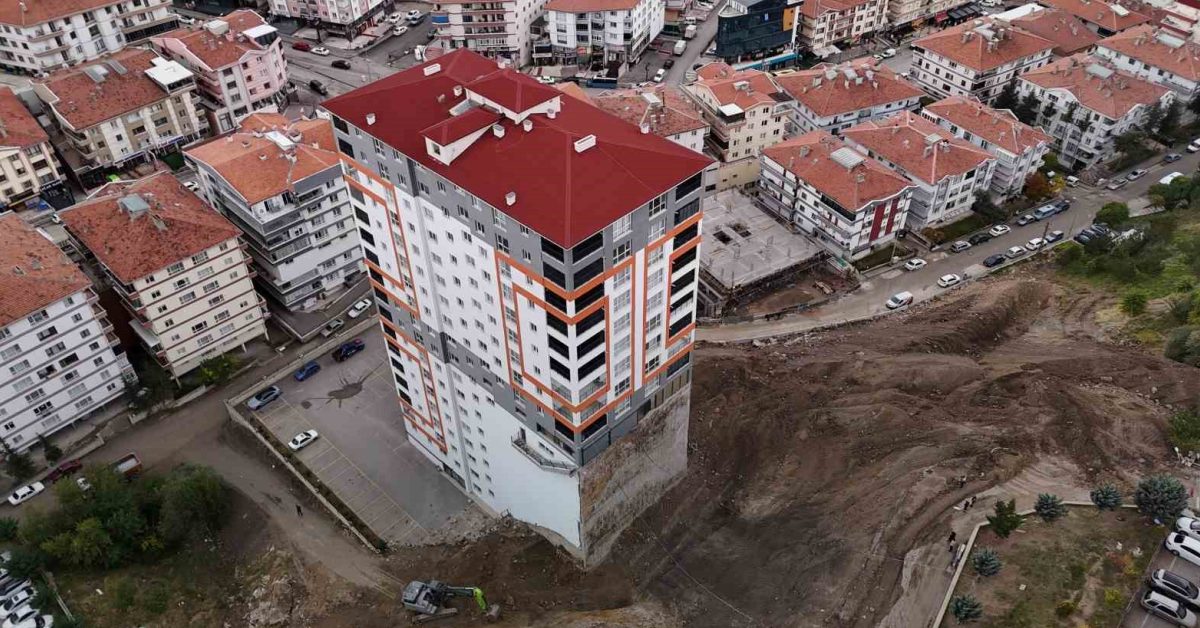 ankara mamakta bosaltilan 17 katli binanin cevresinde kazi basladi 1kJVHg9A.jpg