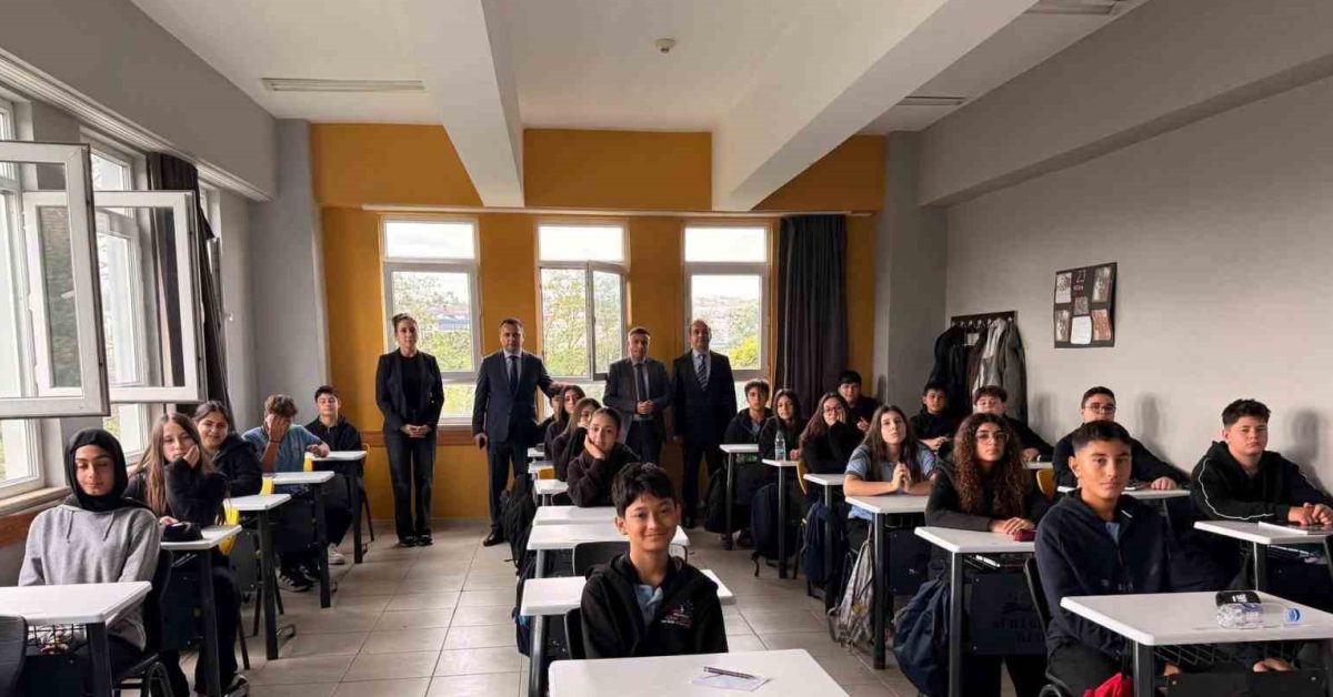 duzce akcakoca kaymakami uzan ogrencilerle bulustu jR913CBh.jpg