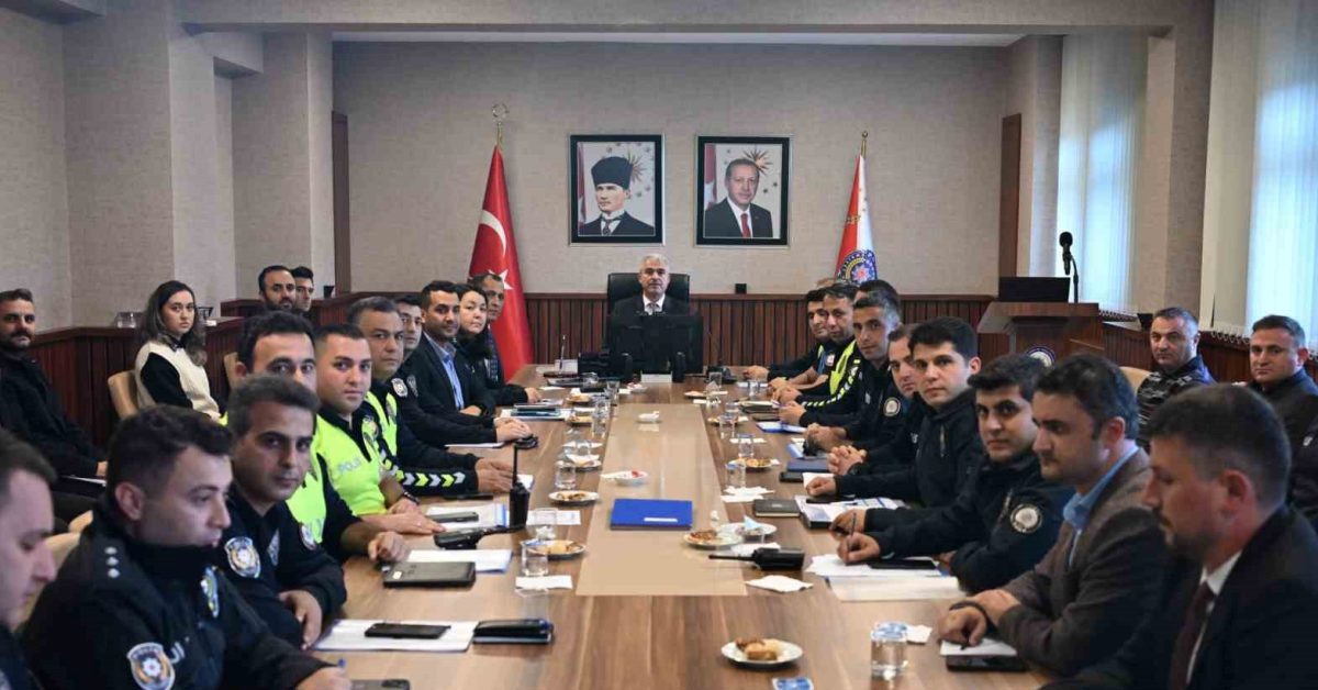 duzce emniyetinde genel degerlendirme toplantisi J9Ebry34.jpg