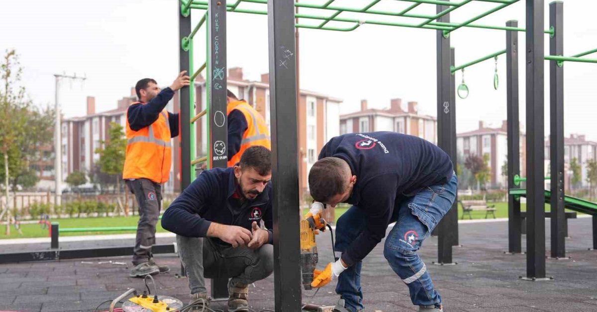 duzcede 23 nisan parkinda yenileniyor Xqehc3hE.jpg