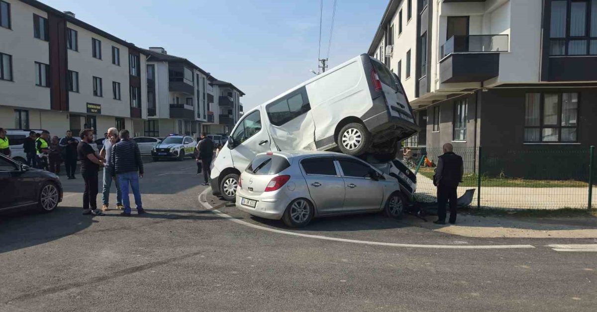 duzcede carpisan minibus park halindeki otomobilin uzerine cikti pyFcYNCB.jpg