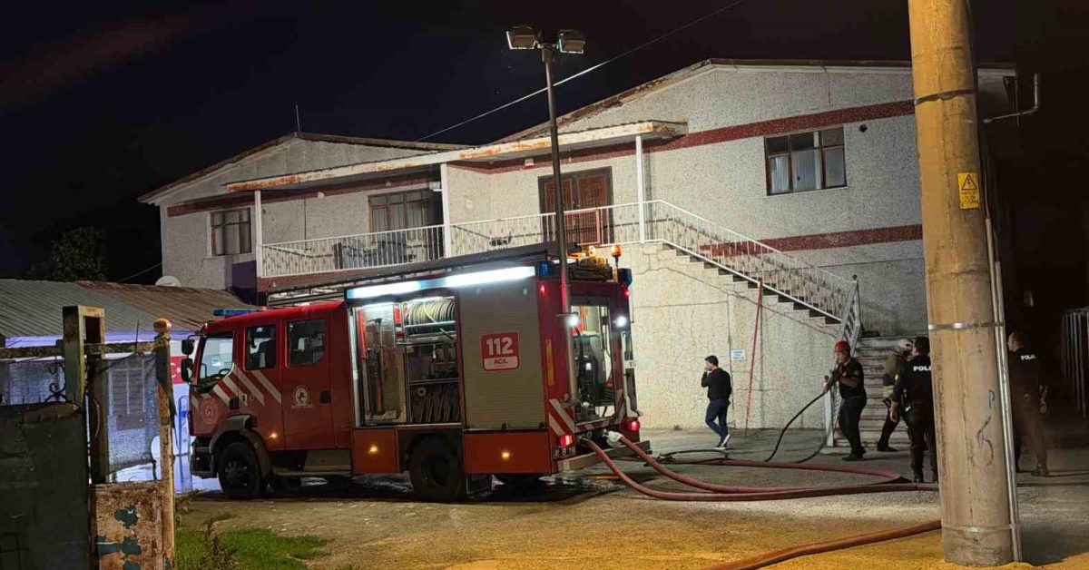 duzcede konfeksiyon atolyesinde yangin panigi TAX8mYPU.jpg
