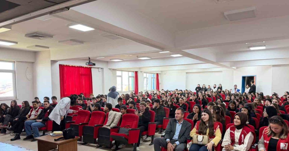 duzcede lise ogrencilerine kizilay ve ilk yardim egitimi AsTb4Wzr.jpg