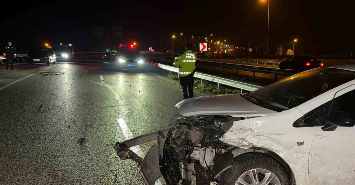 duzcede otomobil bariyerlere carpti 1 kisi yaralandi zwJAicik.jpg