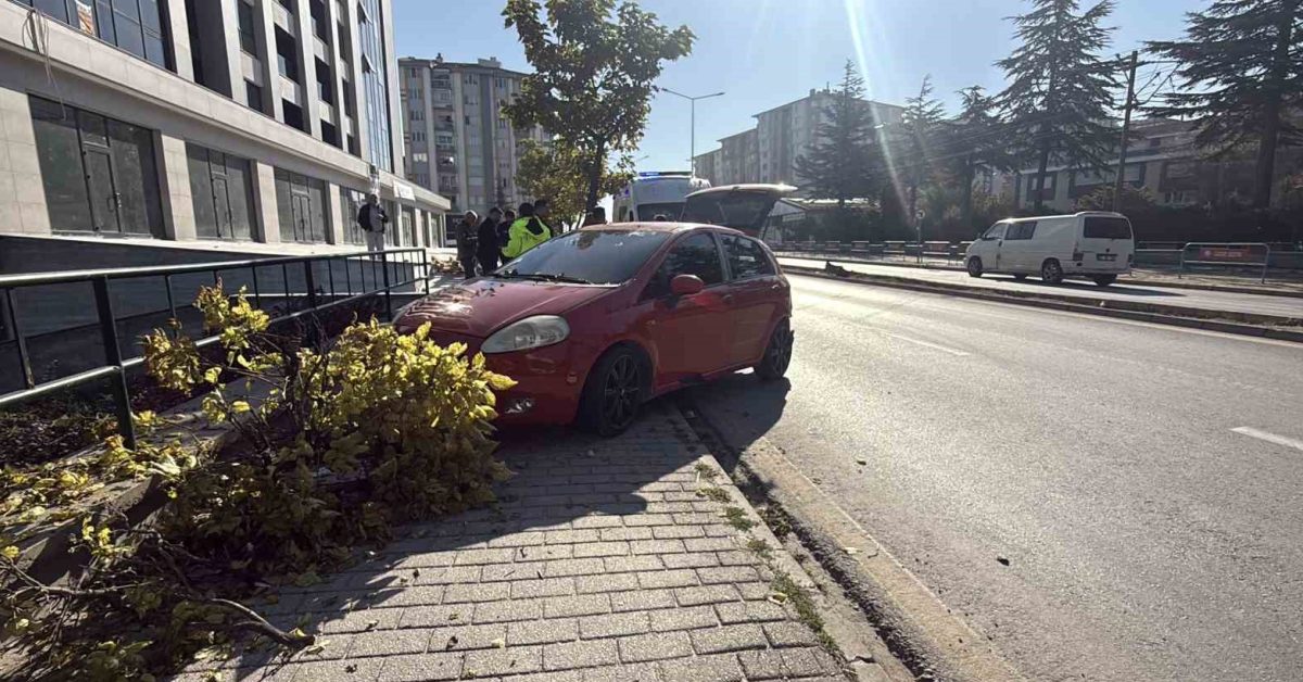 eskisehirde alkollu surucu dehseti araclara carpip agaci devirdi 6TkkWa3i.jpg