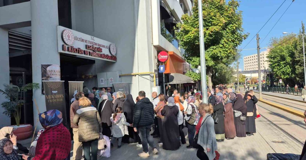 eskisehirde bu sergiyi gormek icin saatlerce siraya girdiler ZyXMOP1U.jpg
