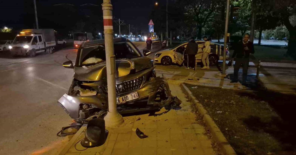 eskisehirde kavsakta feci kaza 3 yarali var xwIzilNg.jpg