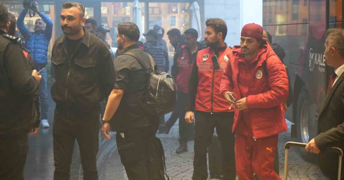 galatasaray ankaraya geldi taraftarlardan coskulu karsilama Qq9GjNQk.jpg