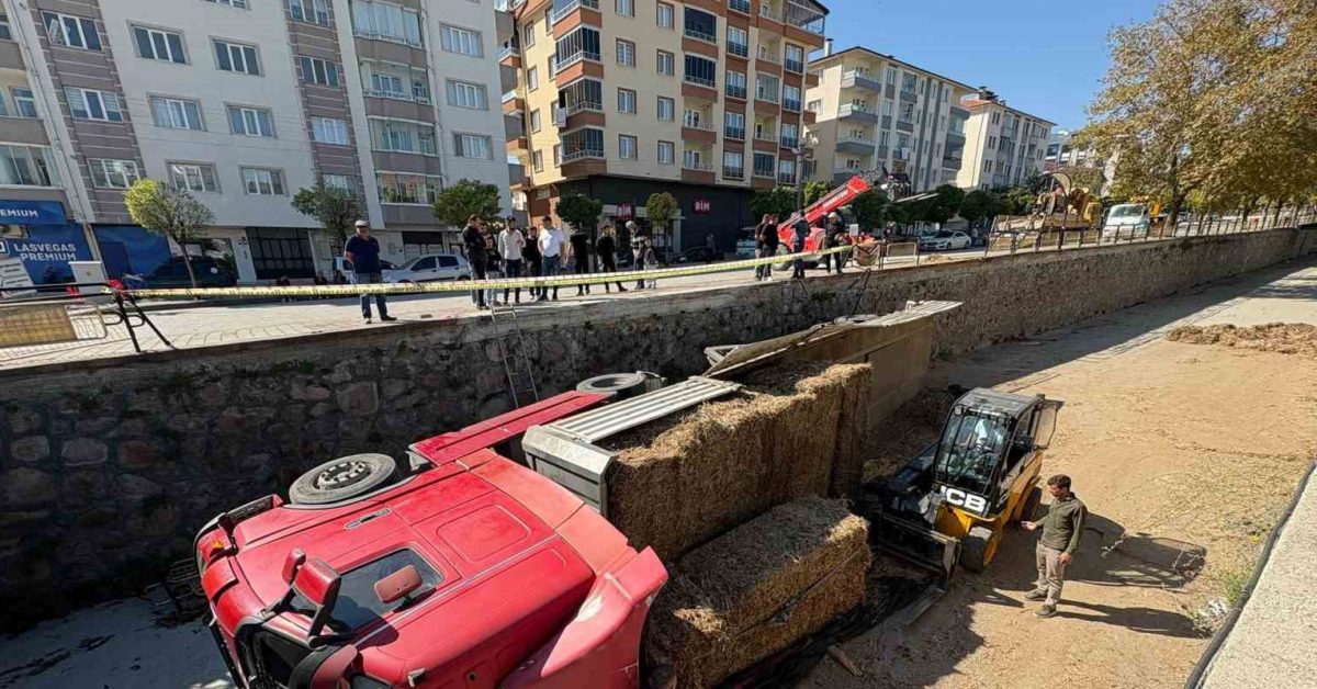 kastamonuda park halindeki tir kendiliginden hareket ederek caya uctu MY3bXTfU.jpg