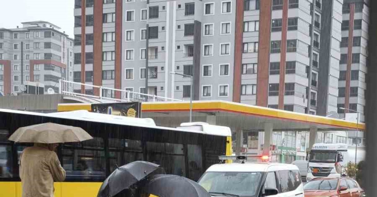 kastamonuda trafik polisi yarali surucuyu semsiyeyle korudu qT8I2heh.jpg