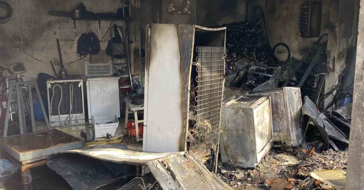 kocaeli korfezde depo yangini 2 kisi hastaneye kaldirildi TS92sJy6.jpg
